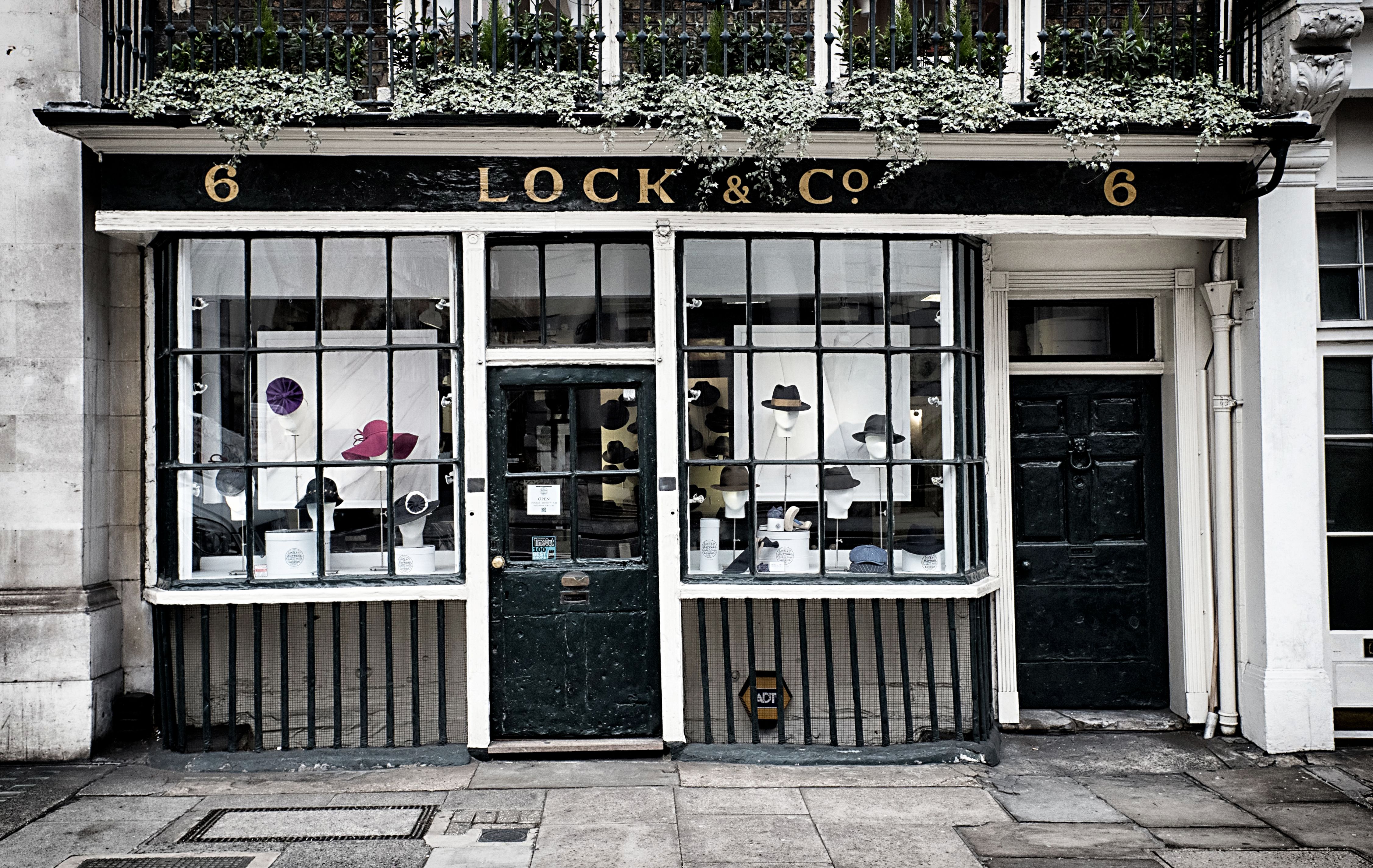 Hat shop. Lock co Hatters London. Самый старый магазин Лондона Lock & co. Hatters. Шляпный магазин в Лондоне. Бутики шляпок в Лондоне.